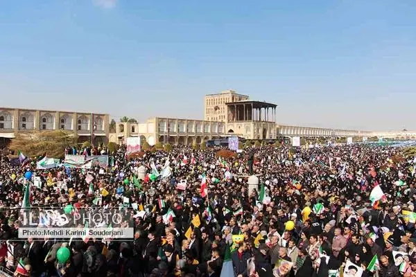 حضورحماسی مردم اصفهان در راهپیمایی ۲۲بهمن 