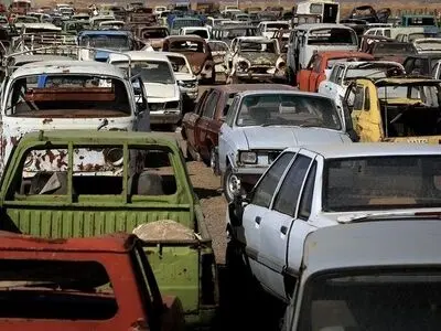 بلعیدن سالانه ۱۰۰ هزار میلیارد تومان بنزین توسط خودروهای اسقاطی/ ۴۵ درصد از خودورهای کشور فرسوده هستند