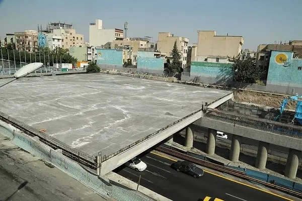 اجرای عملیات بتن‌ریزی در بخشی از عرشه پل خیالستان زندگی 