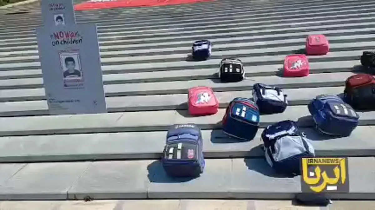 نمادهای دانش‌آموزان شهید میناب در باغ کتاب تهران + فیلم