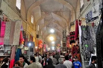 بازگشت تدریجی خریداران به بازارهای شیراز در آستانه نوروز/  آزادسازی قیمت‌ها از رانت جلوگیری می کند