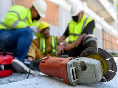 قطع مچ دست یک کارگر با دستگاه برش