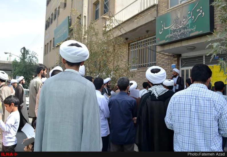 تجمع دلواپسان برجام مقابل دفتر علی لاریجانی در قم
