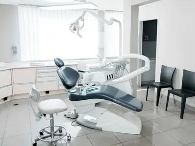 انتقاد از کوتاهی‌ها و نادیده گرفتن حقوق بیمار در درمان‌های دندانپزشکی زیبایی