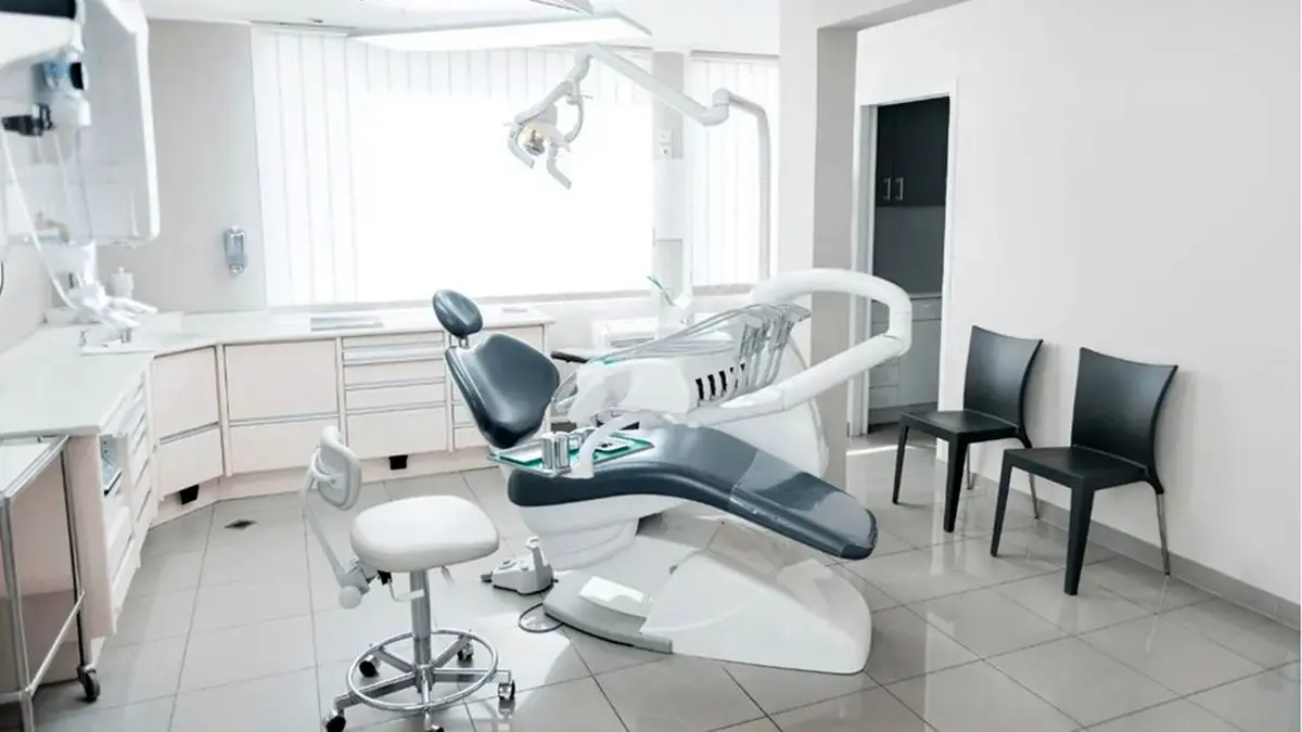 انتقاد از کوتاهی‌ها و نادیده گرفتن حقوق بیمار در درمان‌های دندانپزشکی زیبایی