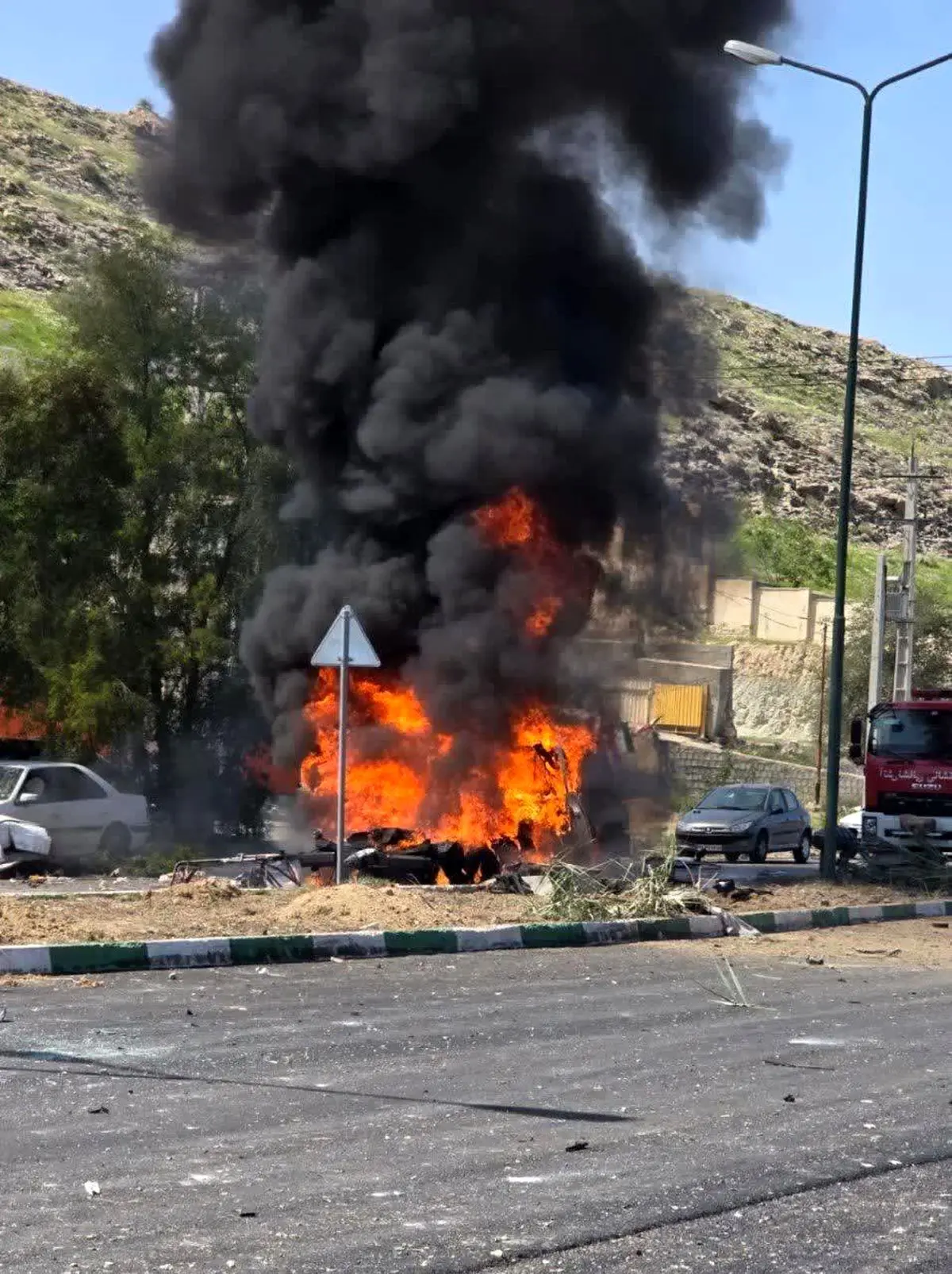 آمبولانس امدادی در لارستان فارس هدف حمله هوایی دشمن قرار گرفت