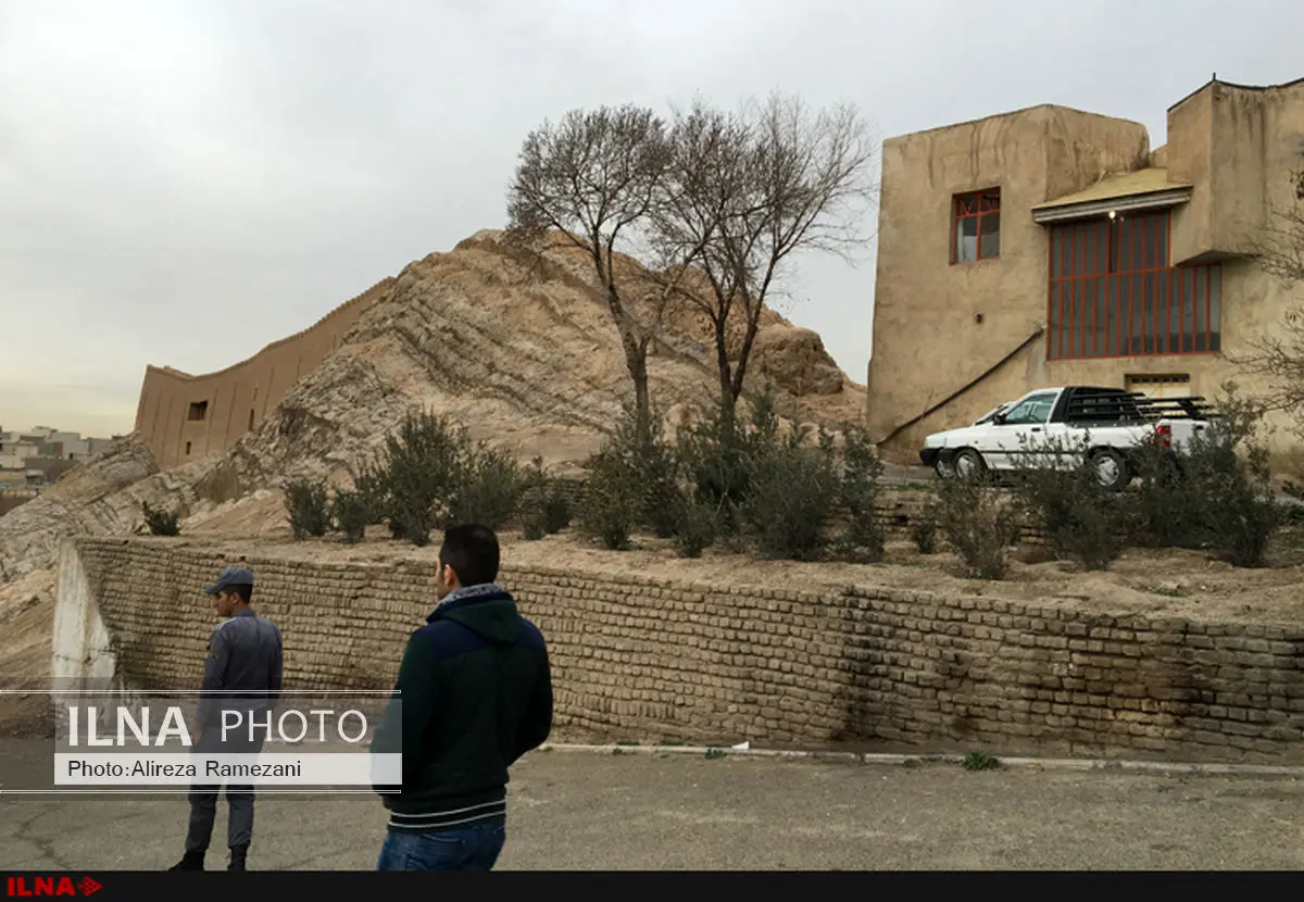 احاطه چشمه ۸۰۰۰ ساله میان ساختمانهای مسکونی