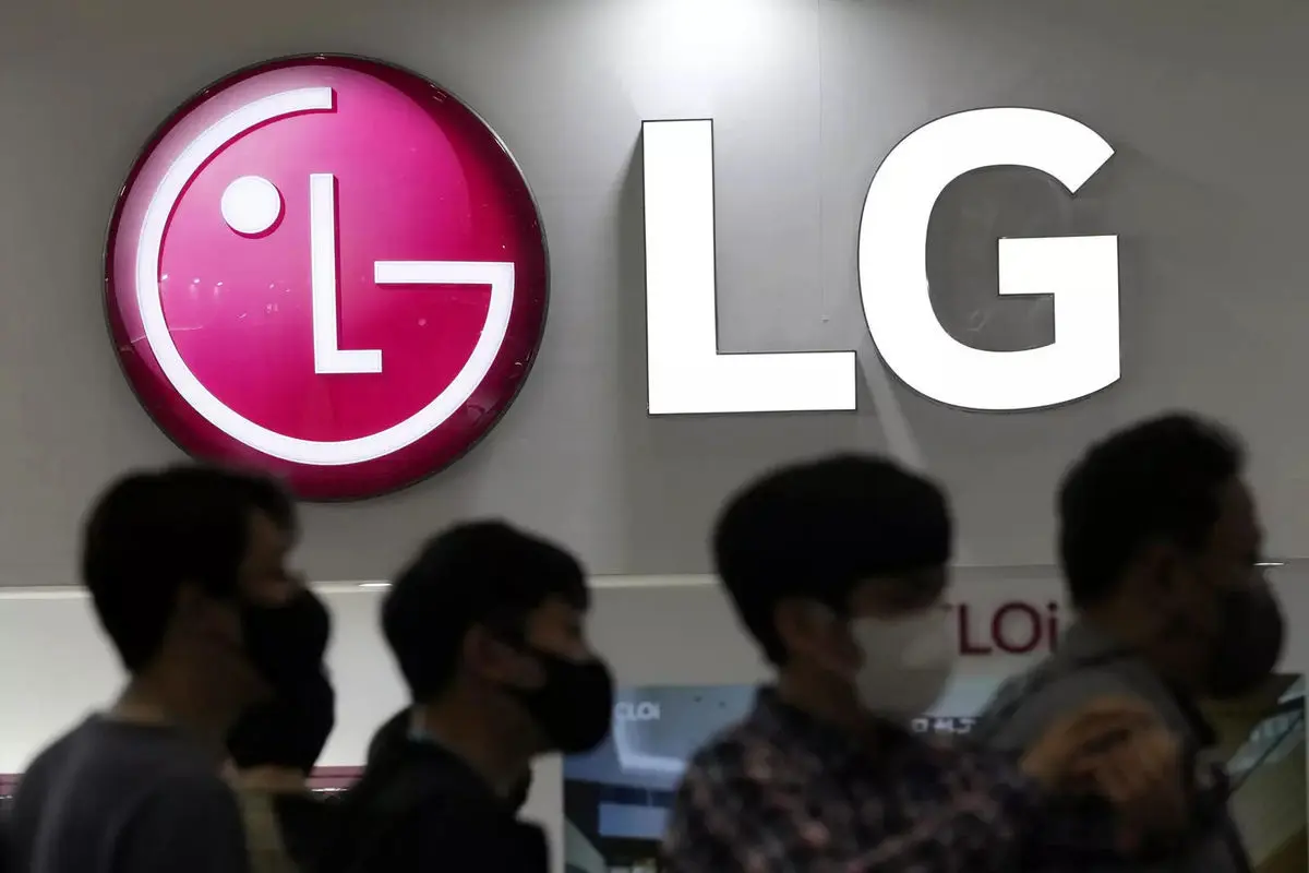 تحصن کارگران هندی مقابل دفتر LG در اعتراض به اخراج همکاران خود