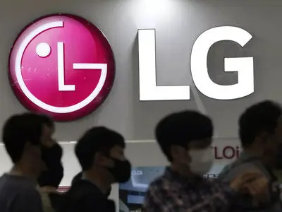 تحصن کارگران هندی مقابل دفتر LG در اعتراض به اخراج همکاران خود