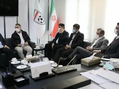 نشست صمیمى نمایندگان فراکسیون ورزش با اعضاى هیات رییسه فدراسیون فوتبال 