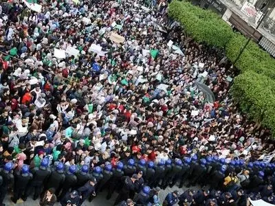 الحزب الحاکم فی الجزائر یحذر من العصیان المدنی ویدعو للخروج من الأزمة بأقل ضرر