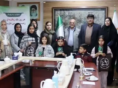 تجلیل از برگزیدگان پویش «هر روز یک زباله از روی زمین برمی‌داریم» در شیراز