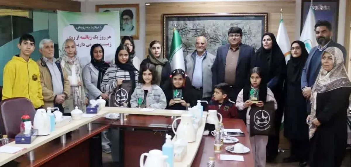 تجلیل از برگزیدگان پویش «هر روز یک زباله از روی زمین برمی‌داریم» در شیراز