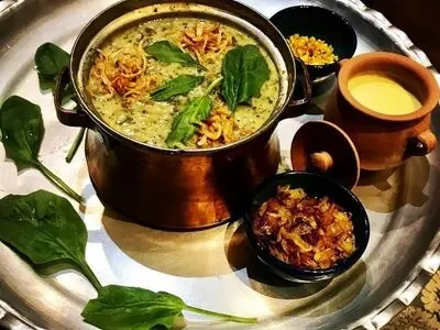 این آش اسفناج خوشمزه را برای شب‌های سرد زمستان بپزید 