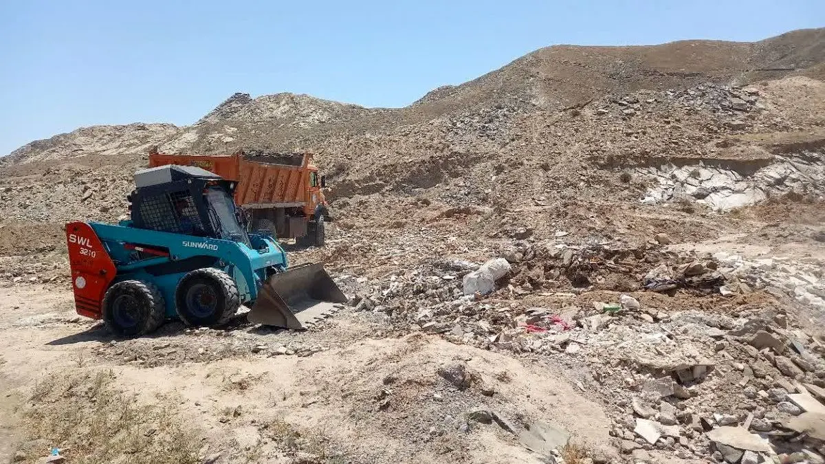 جمع آوری بیش از ۵۰ تن خاک و نخاله در محورهای منتهی به هفت حوض مشهد