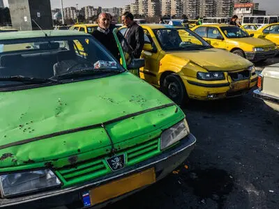 تجمع رانندگان تاکسی در لابیِ «سازمان تاکسیرانی شهرداری تهران» 