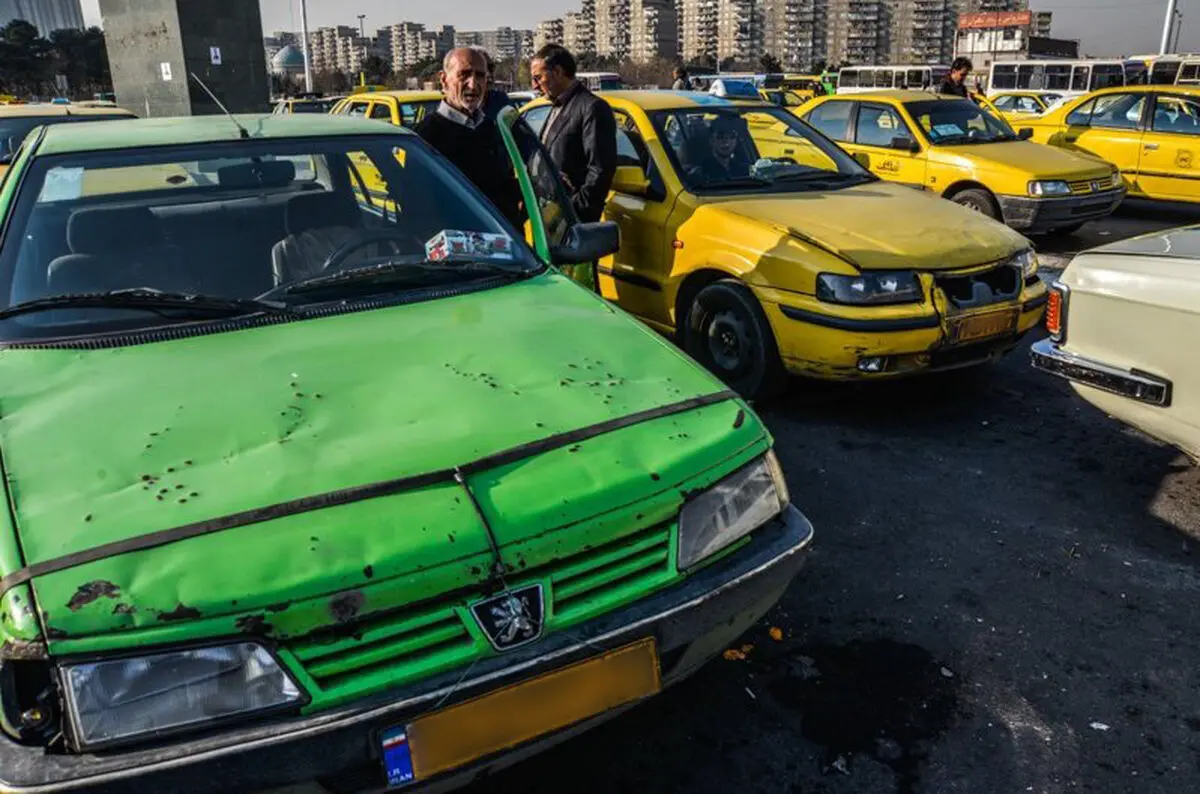 تجمع رانندگان تاکسی در لابیِ «سازمان تاکسیرانی شهرداری تهران» 