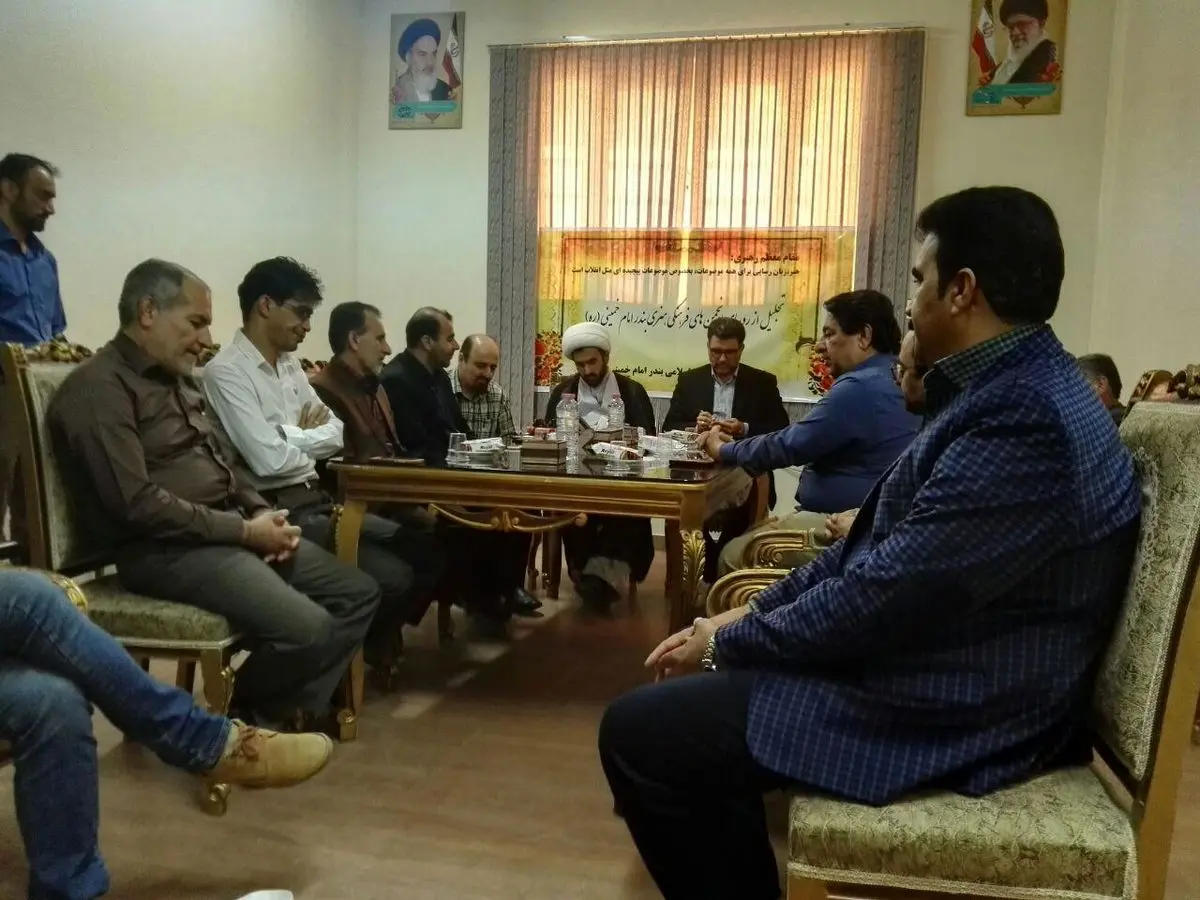 از روسای انجمن های فرهنگی هنری و هنرمندان فعال بندر امام خمینی تقدیر شد 
