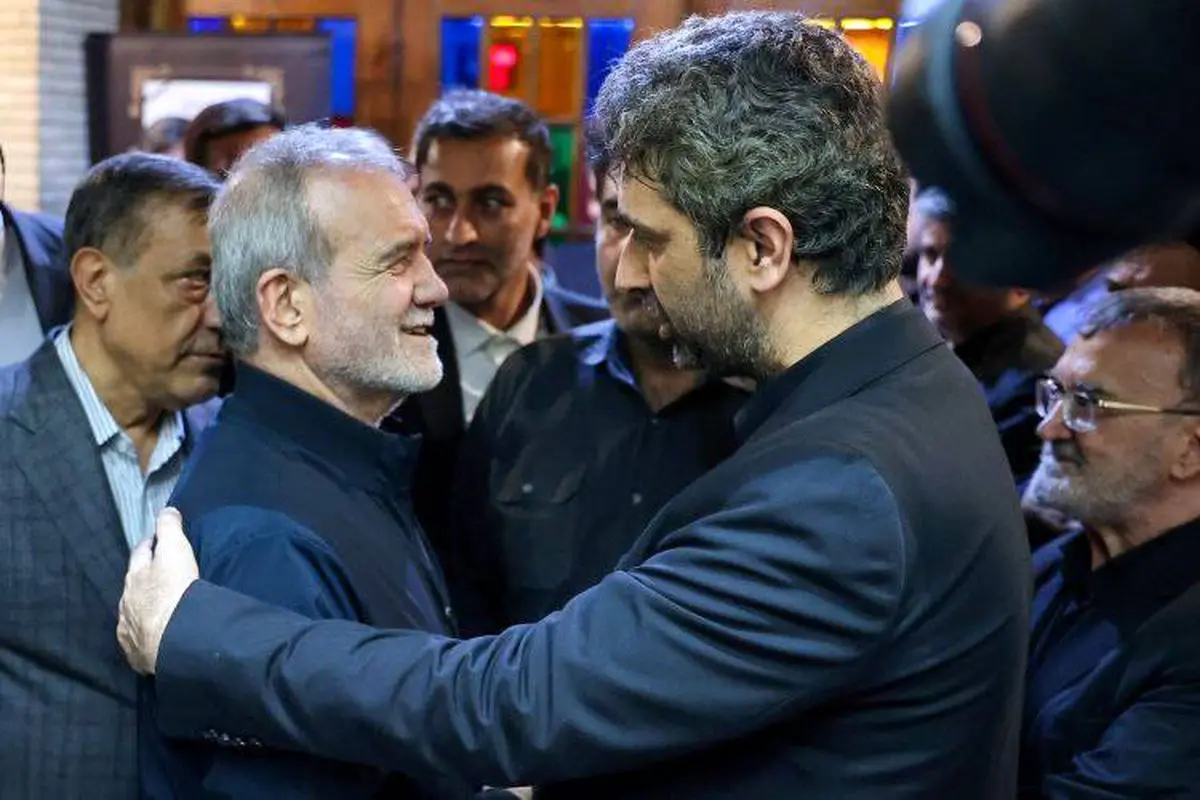 حضور پزشکیان و جمعی از اعضای دولت در آیین ترحیم مادر سید مهدی طباطبایی