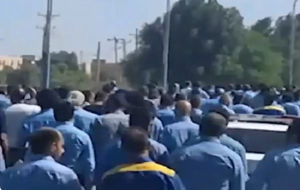 اعتراض کارگران گروه ملی فولاد ادامه یافت/ سطح تولید پایین آمده