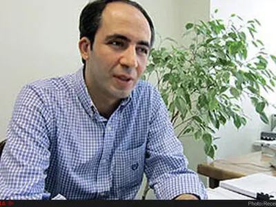  نیمایی کردن نرخ خوراک پتروشیمی‌ها رانت را حذف می‌کند/ تلاش بانک مرکزی در جهت دلار هشت هزار تومانی است/ اقتصاد ایران تحمل دلار بالای هشت هزار تومان را ندارد