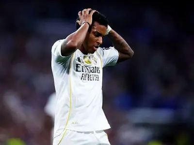 ‏ویدیو: ۱۳۳۹‏‎ ‎دقیقه سکوت؛ مهاجم برزیلی رئال در بحرانی بی‌سابقه