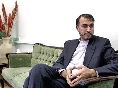 ملاقات امیر عبداللهیان با خانواده دو ایرانی زندانی درکنیا 