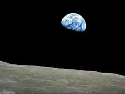 آیا می‌توان روی ماه با نور زمین کتاب خواند؟