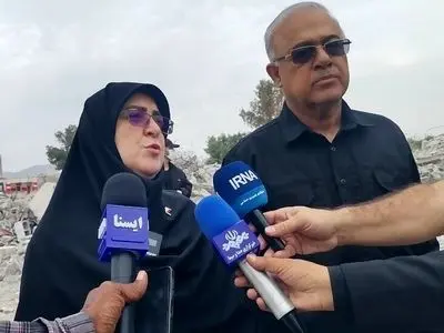 نگاه جمهوری اسلامی ایران به همه دنیا نگاه صلح و دوستی است/دولت وظیفه دارد که پای کار کشور به صورت تمام و کمال بایستد 