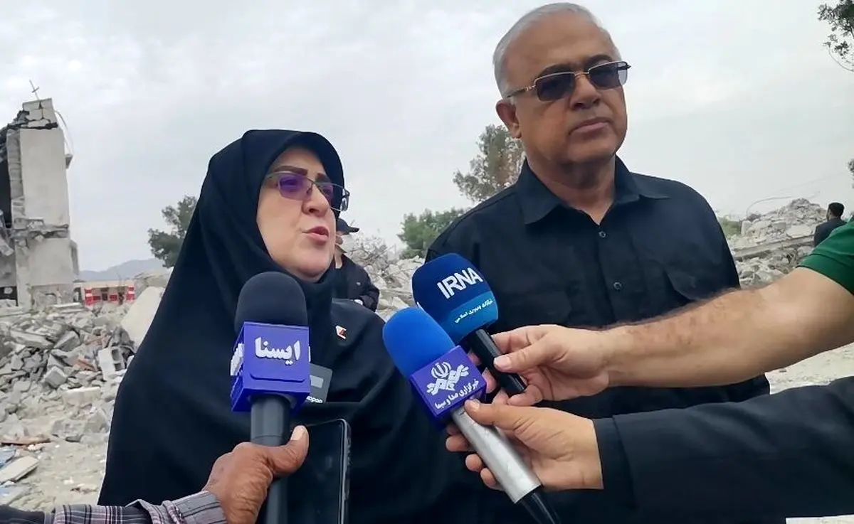 نگاه جمهوری اسلامی ایران به همه دنیا نگاه صلح و دوستی است/دولت وظیفه دارد که پای کار کشور به صورت تمام و کمال بایستد 