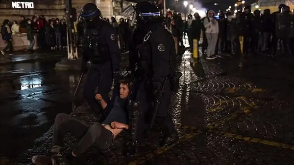 تنش در اعتراضات پاریس پس از تصویب طرح اصلاحات بازنشستگی افزایش یافت/ پیگیری دانشجویان برای آزادی بازداشتی‌ها