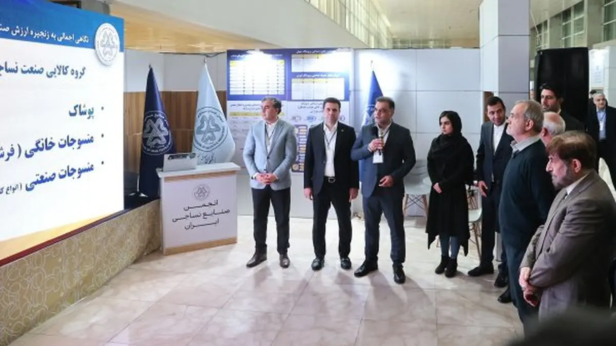 بازدید پزشکیان از نمایشگاه توانمندی‌های بخش صنعت و معدن 
