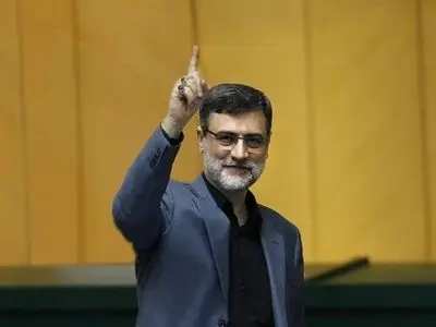 قاضی زاده هاشمی به بنیاد شهید رفت