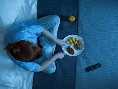 سالم‌ترین و بهترین ساعت برای خوردن شام در شب