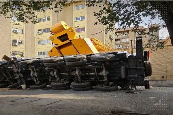 مصدومیت دو آتش نشان در حادثه واژگونی یک جرثقیل