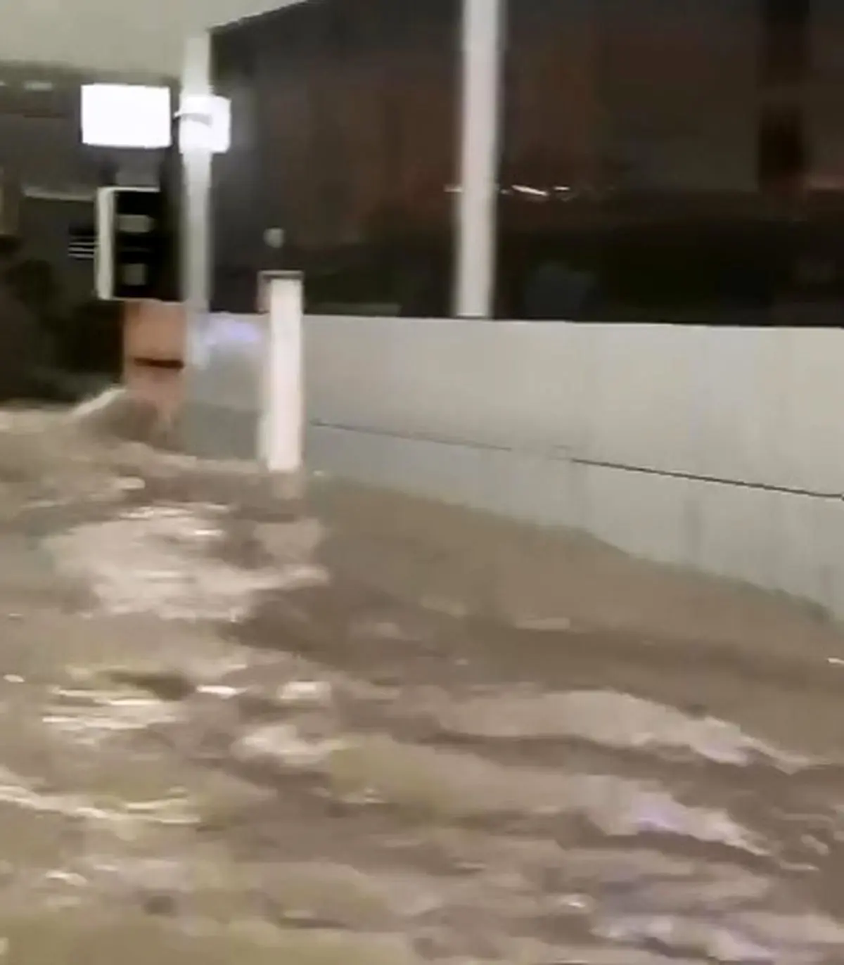 فیلمی از آب‌گرفتگی گسترده در دبی در ساعات اولیه صبح امروز