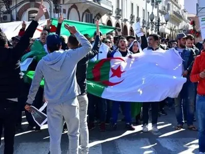 درگیری پلیس الجزایر با تظاهرکنندگان علیه ریاست موقت بن صالح 