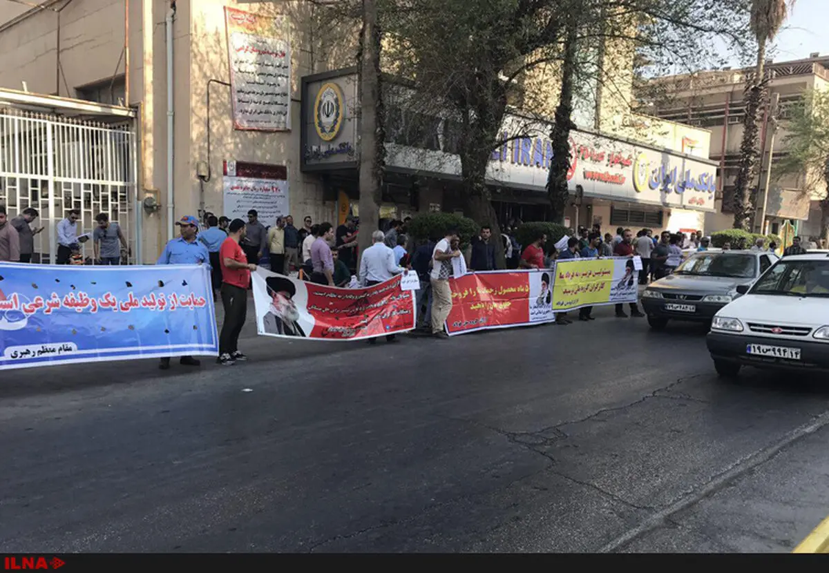 تجمع کارگران گروه ملی فولاد مقابل بانک ملی اهواز