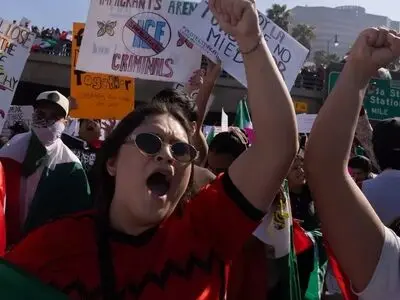تجمع علیه سیاست‌های مهاجراتی ترامپ در لس آنجلس/ شعار کارگران لاتین تبار: دستی که به شما غذا می‌دهد را گاز نگیرید!