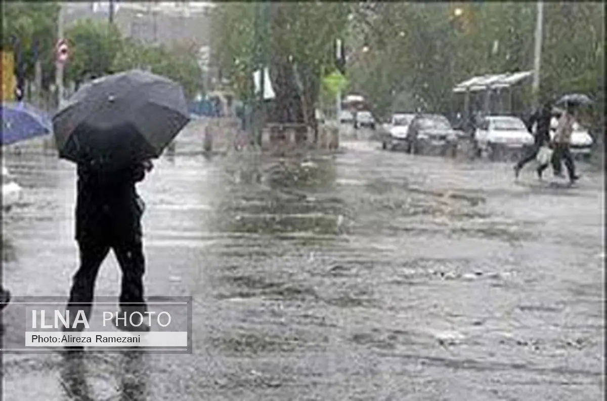 کاهش ۳ تا ۱۶ درجه‌ای دما در کشور/ آبگرفتگی معابر ولغزندگی جاده‌ها بر اثر بارندگی شدید