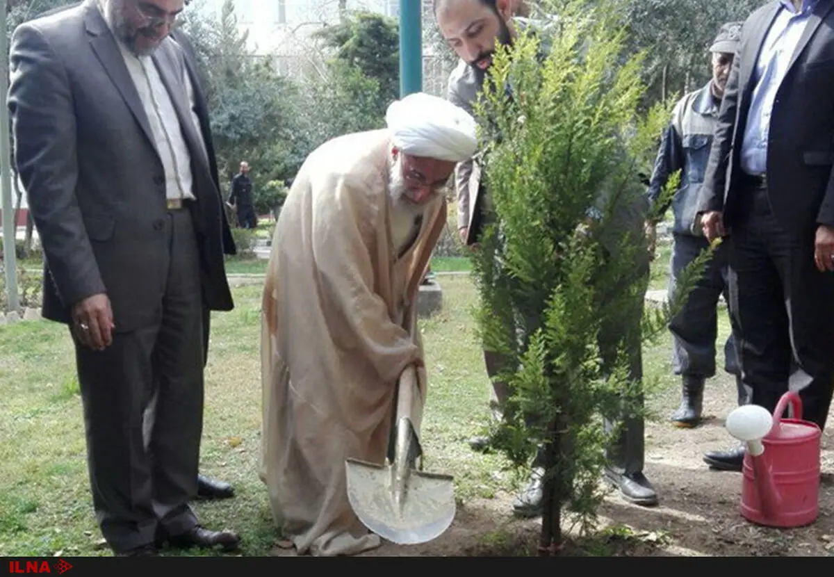 جنتی یک اصله نهال غرس کرد