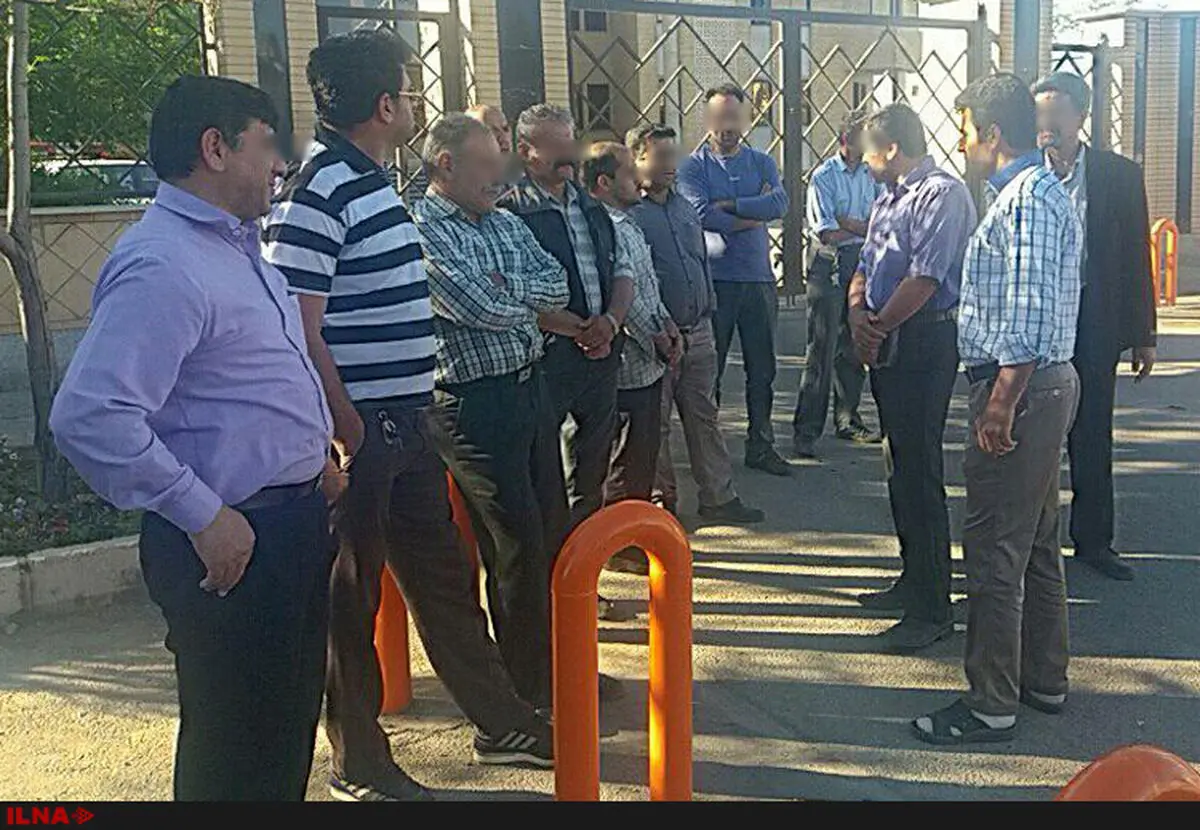 بازنشستگان رنگین نخ سمنان مقابل فرمانداری جمع شدند