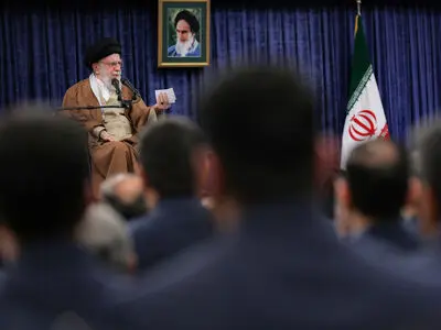قائد الثورة الإسلامیة: التجربة أثبتت أن التفاوض مع أمریکا لیس ذکیا ولا حکیما
