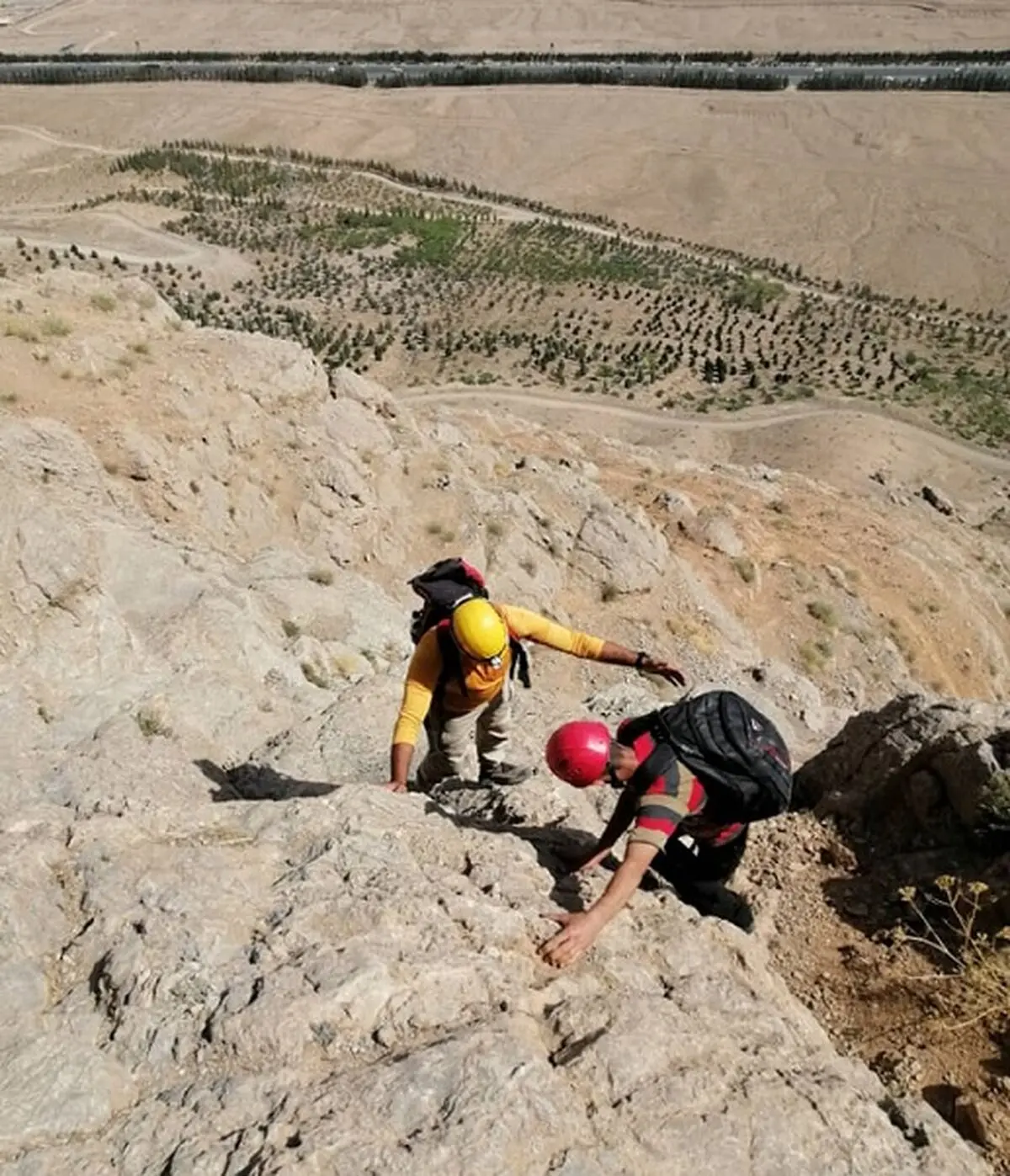 نجات پسرجوان از ارتفاعات کوه صفه 