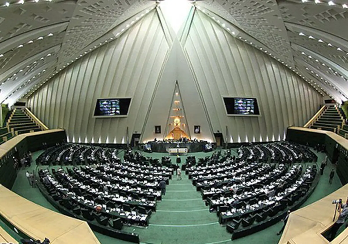 نماینده ای که جایگاه رفیع مجلس را زیر سوال می برد!