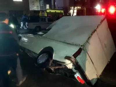 نشست زمین در شهرک ولیعصر؛ سه خودرو در زمین فرو رفت