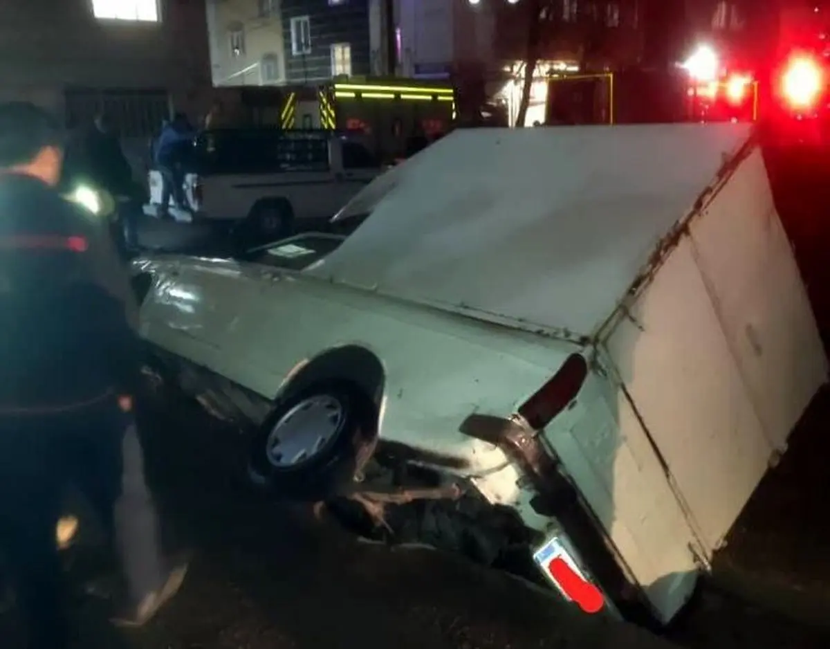 نشست زمین در شهرک ولیعصر؛ سه خودرو در زمین فرو رفت