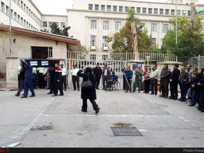 تجمع کارکنان دفاتر سهام عدالت در سومین روز/سکوت مسئولان ادامه دارد