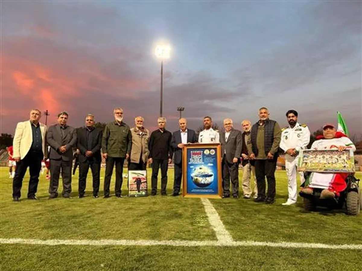 اهدای نماد اقتدار ناوگروه ۸۶ نیروی دریایی ارتش به رئیس فدراسیون فوتبال