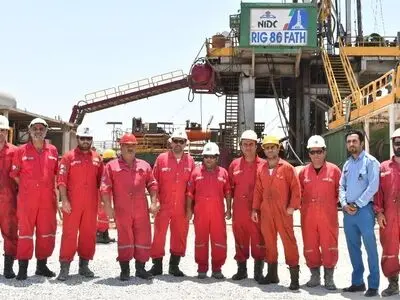 حفاری، خط مقدم استخراج نفت/ زندگی و کار سخت کارکنان اقماری در گرمای سوزان بیابان